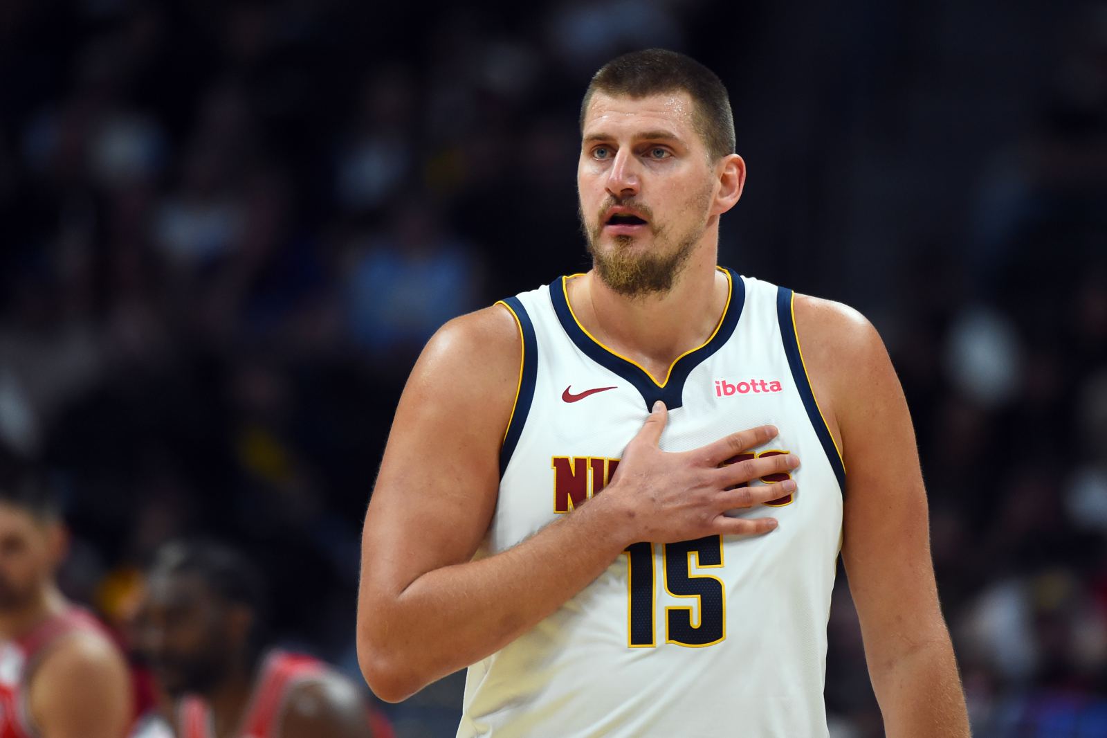 Jokic spielte im ersten Viertel 9 Minuten mit 0 Schüssen und 0 Punkten sowie 7 Assists in einem einzigen Viertel.