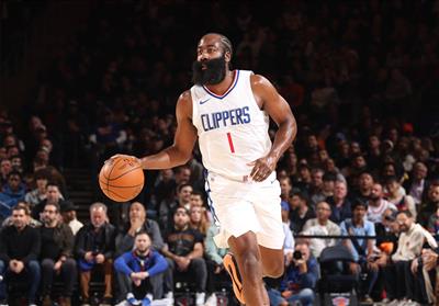 Leicht und freihändig! Harden erzielte 30 Punkte beim 8-gegen-11-Schießen, 7 Rebounds und 7 Assists sowie 5-gegen-6-Dreierwürfe.