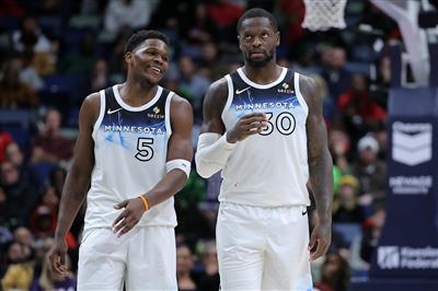 Die Timberwolves erzielten in der Halbzeit zehn Dreier und folgten dennoch der Bewegung. Edwards und Randall erzielten zusammen 29 Punkte.