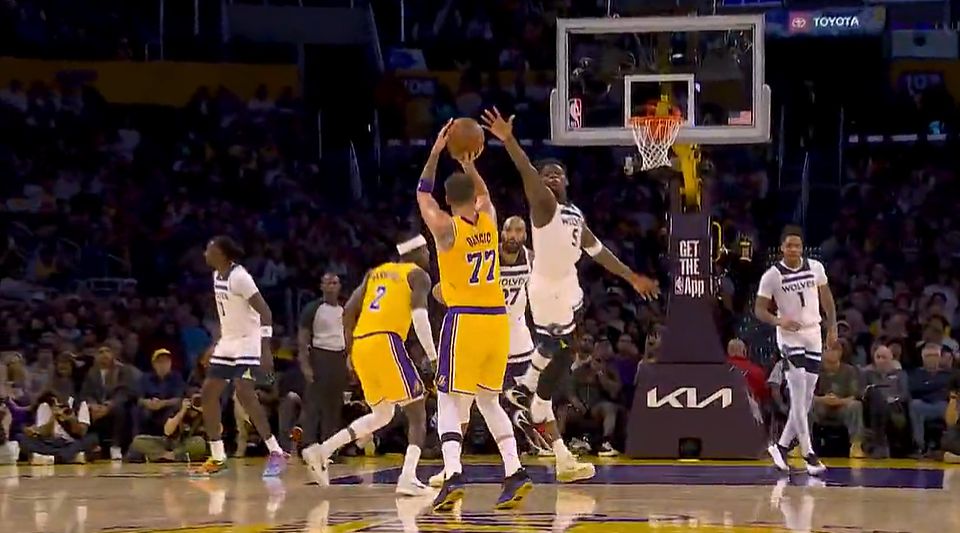 Kann es nicht tragen! Doncic erzielte in einem einzigen Viertel 23 Punkte und die Lakers verloren im ersten Viertel 40 Punkte und hielten dennoch Schritt.