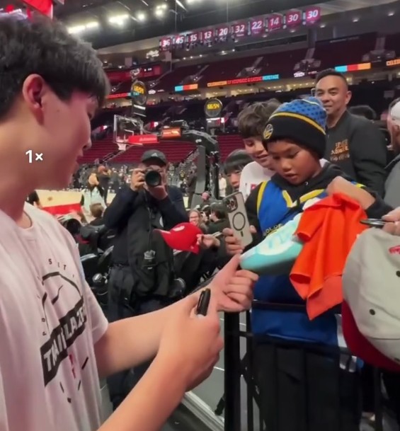Fandom-Moment! Yang Hansen verteilte vor dem Spiel Basketballschuhe an junge Fans in Warriors-Uniform