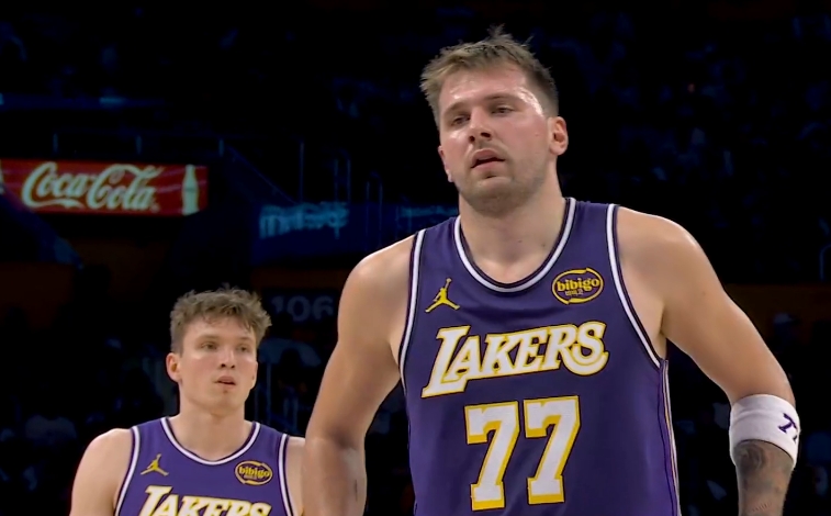 Nicht sehr zufrieden mit der Strafenskala! Doncic erzielte im ersten Viertel 13 Punkte, 5 Rebounds und 3 Assists bei 4 von 11 Schüssen.