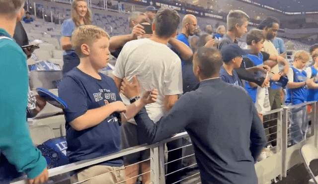 Harrison gab Autogramme und machte Fotos für Mavericks-Fans, wobei er bewusst auf Fans in Doncic-Uniformen verzichtete
