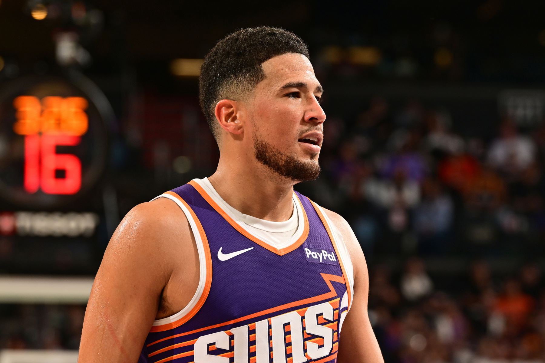 Booker erzielte in einem einzigen Viertel 17 Punkte und half den Suns, den Punkteunterschied zu Beginn des vierten Viertels auf 9 Punkte zu reduzieren.