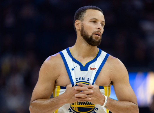 Yong San ist verrückt! Curry erzielte in einem einzigen Viertel 22 Punkte, die Warriors erzielten 43 Punkte, um das Spiel zu wenden, und die Spurs erzielten 8 Punkte