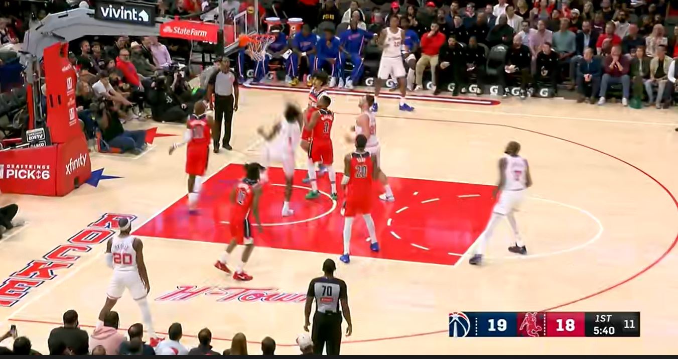Die Wettbewerbslage ist gut! Durant erzielte im ersten Viertel 16 Punkte bei 5 von 8 Schüssen und verhalf den Rockets mit 11 Punkten zur Führung