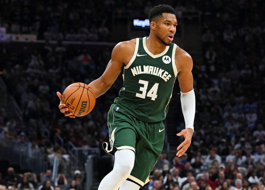 Die Bucks gaben offiziell bekannt, dass Antetokounmpo heute auf die Hornets verzichten wird. Als er das letzte Mal abwesend war, besiegte das Team die Warriors.