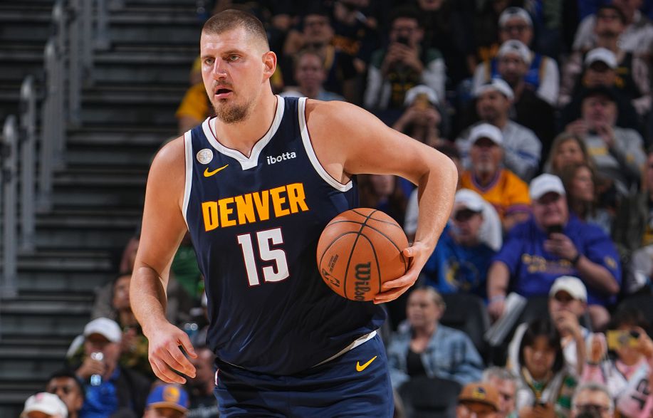 Göttliche Genauigkeit! Jokic erzielte 19 Punkte, 9 von 10 in der Halbzeit, 7 Rebounds und 4 Assists.