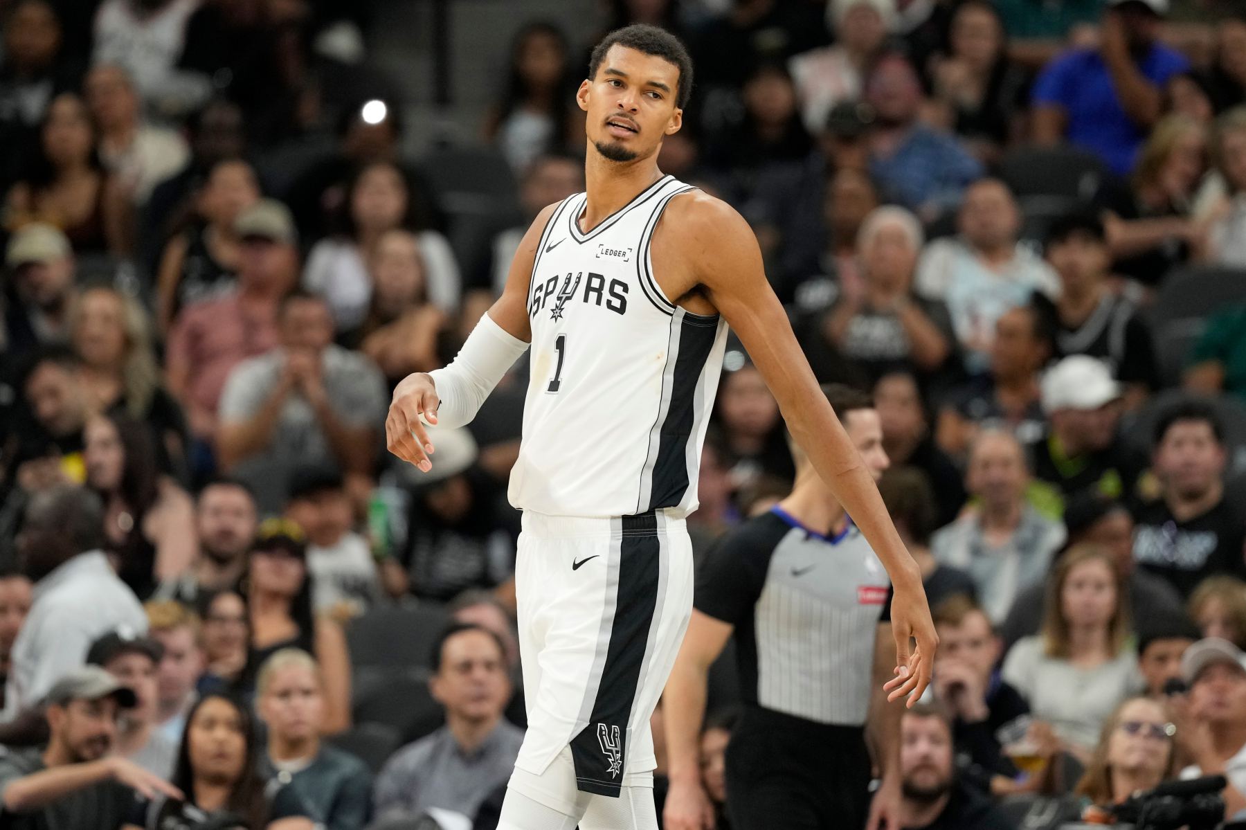 Wie schwierig ist es für Spieler derselben Mannschaft, im selben Spiel ein Triple-Double zu erzielen? Es gibt nur 20 Mal in der NBA-Geschichte, an denen Westbrook viermal teilnahm