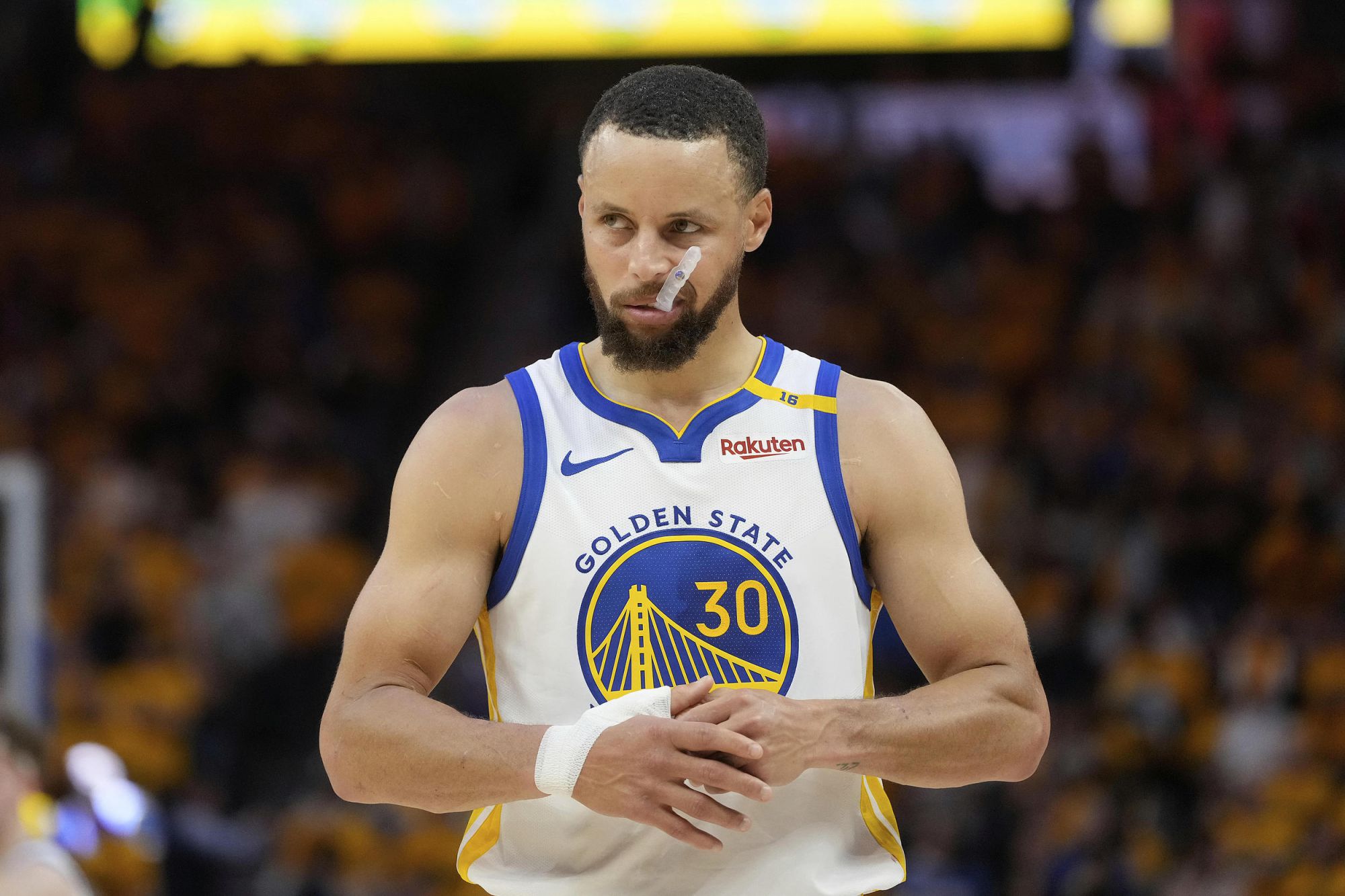 Es liegt an Ihnen! Curry erzielte im ersten Viertel bei 2 von 3 Drei-Punkte-Würfen 10 Punkte, während der Rest seiner Teamkollegen 0 von 9 Drei-Punkte-Würfen erzielte.