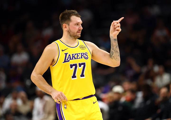 Der Wettbewerbsstatus nimmt zu! Doncic erzielte zur Halbzeit 20 Punkte und 9 Assists und führte das Team mit 13 Punkten an.
