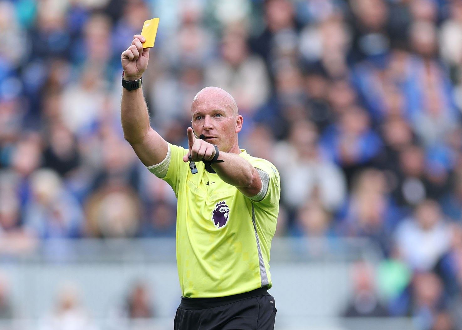 Bis bald! Der Schiedsrichter des Spiels Liverpool gegen Brentford, Hooper, wurde zur Halbzeit krankheitsbedingt vom Platz gestellt