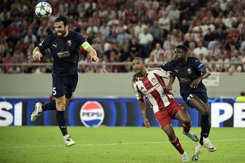 Olympiacos gegen AEP Paphos