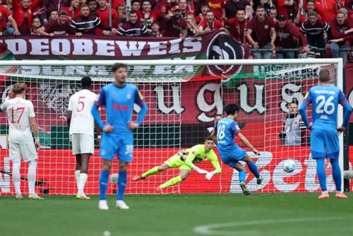 Augsburg gegen Kiel Holstein